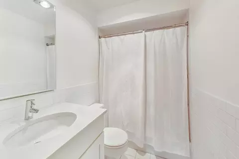 Bath - 1333 Maple Ave #3A, Evanston, IL 60201 photo 1 of 2