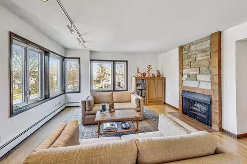 Living - 1333 Maple Ave #3A, Evanston, IL 60201 photo 2 of 5