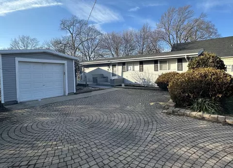 519 Terry Ave, Aurora, IL 60506
