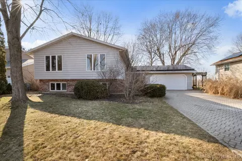 1018 Almond Dr, Aurora, IL 60506