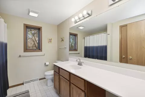 Bath - 545 Basil Rd, Lake Bluff, IL 60044 photo 2 of 3