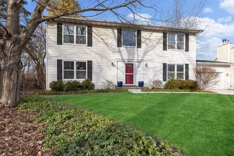 545 Basil Rd, Lake Bluff, IL 60044