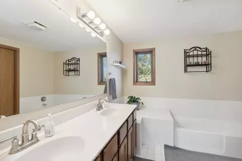Bath - 545 Basil Rd, Lake Bluff, IL 60044 photo 1 of 3