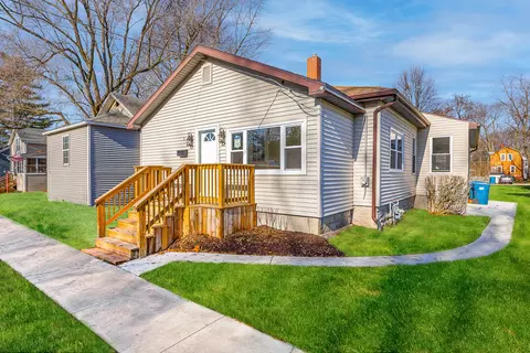 510 E 3rd St, Momence, IL 60954