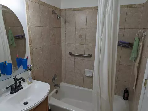 Bath - 9518 Dee Rd #1B, Des Plaines, IL 60016 photo 4 of 5