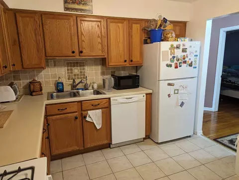 Kitchen - 9518 Dee Rd #1B, Des Plaines, IL 60016 photo 2 of 3