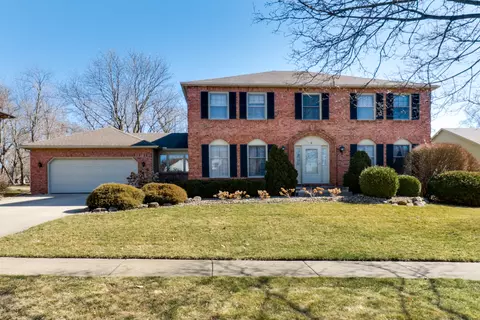 4 Inverness Dr, Bloomington, IL 61701