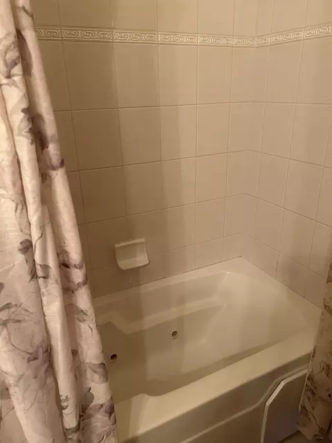 Bath - Undisclosed, Mokena, IL 60448 photo 2 of 4