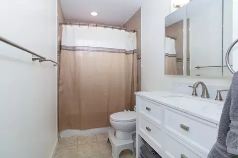 Bath - 923 Vale St, Bloomington, IL 61701 photo 1 of 1