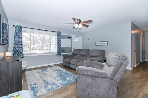 Living - 923 Vale St, Bloomington, IL 61701 photo 3 of 4