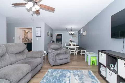 Living - 923 Vale St, Bloomington, IL 61701 photo 2 of 4