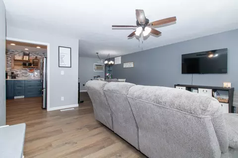 Living - 923 Vale St, Bloomington, IL 61701 photo 1 of 4