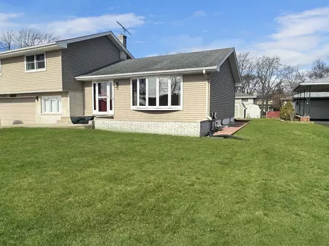 Exterior - 3320 S Manor Dr, Lansing, IL 60438 photo 7 of 10