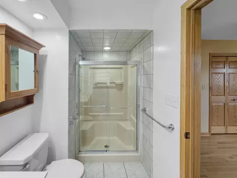 Bath - 3320 S Manor Dr, Lansing, IL 60438 photo 1 of 7