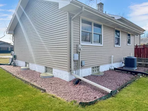 Exterior - 3320 S Manor Dr, Lansing, IL 60438 photo 8 of 10