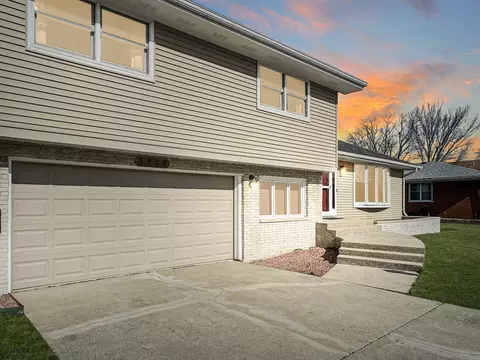 Exterior - 3320 S Manor Dr, Lansing, IL 60438 photo 6 of 10