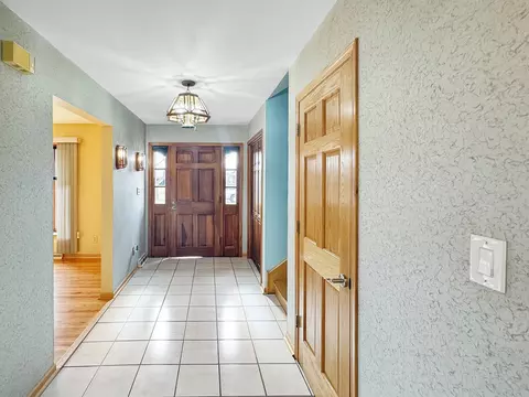 Entry Way - 3320 S Manor Dr, Lansing, IL 60438 photo 1 of 3