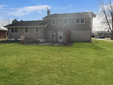 Exterior - 3320 S Manor Dr, Lansing, IL 60438 photo 9 of 10