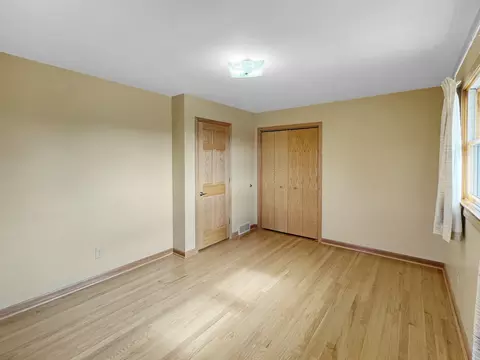 Bedroom - 3320 S Manor Dr, Lansing, IL 60438 photo 2 of 3