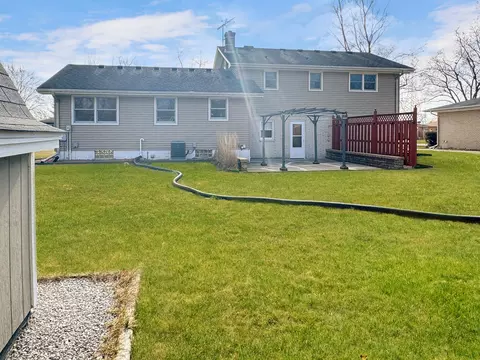 Exterior - 3320 S Manor Dr, Lansing, IL 60438 photo 5 of 10