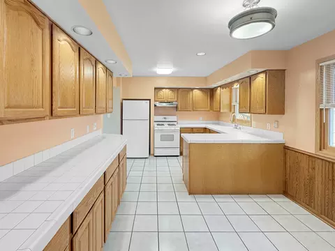 Kitchen - 3320 S Manor Dr, Lansing, IL 60438 photo 2 of 4