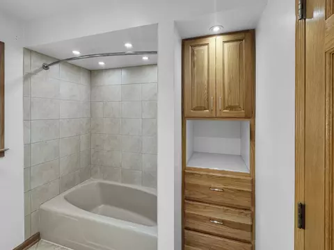 Bath - 3320 S Manor Dr, Lansing, IL 60438 photo 5 of 7