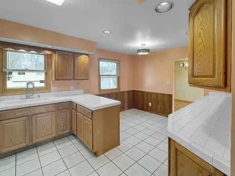 Kitchen - 3320 S Manor Dr, Lansing, IL 60438 photo 4 of 4