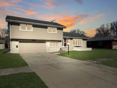 3320 S Manor Dr, Lansing, IL 60438