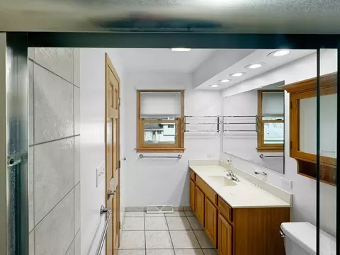 Bath - 3320 S Manor Dr, Lansing, IL 60438 photo 2 of 7