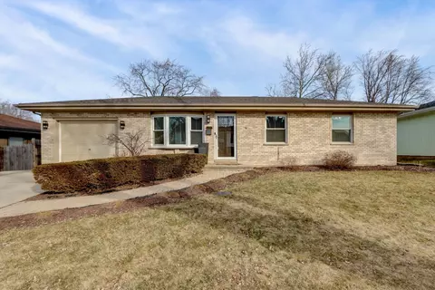 106 Patricia Pkwy, Streamwood, IL 60107