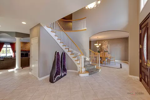 Entry Way - 3706 Maple Ave, Northbrook, IL 60062 photo 2 of 6