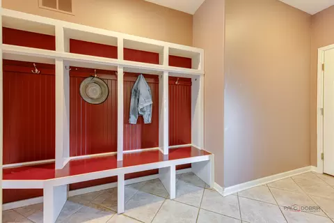Entry Way - 3706 Maple Ave, Northbrook, IL 60062 photo 3 of 6