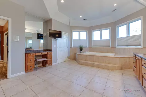 Bath - 3706 Maple Ave, Northbrook, IL 60062 photo 3 of 6