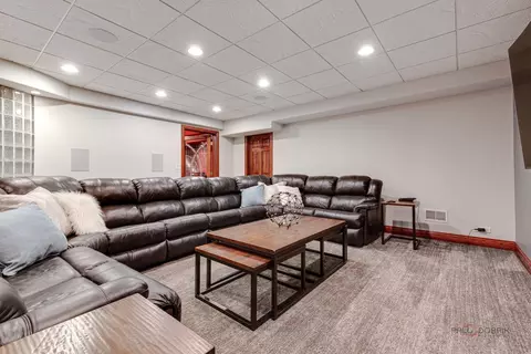 Living - 3706 Maple Ave, Northbrook, IL 60062 photo 4 of 4