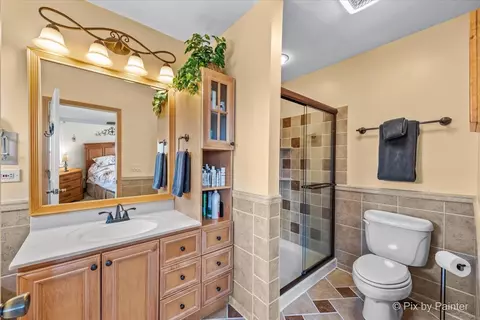 Bath - 1049 Foster Ave, Bartlett, IL 60103 photo 2 of 4