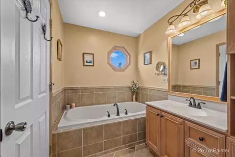 Bath - 1049 Foster Ave, Bartlett, IL 60103 photo 3 of 4