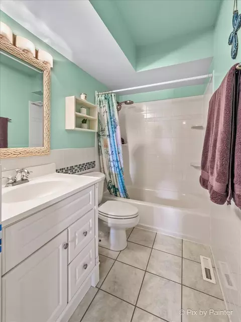 Bath - 1049 Foster Ave, Bartlett, IL 60103 photo 4 of 4