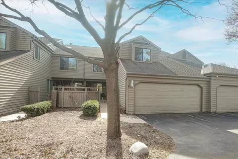 638 Golf Ln, Lake Barrington, IL 60010