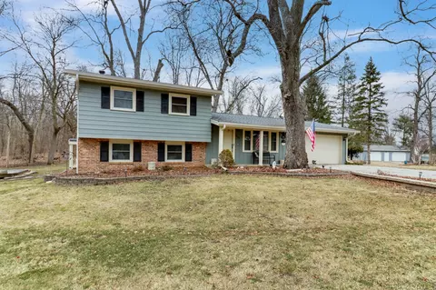 8402 Carriage Hills Rd, Bloomington, IL 61705