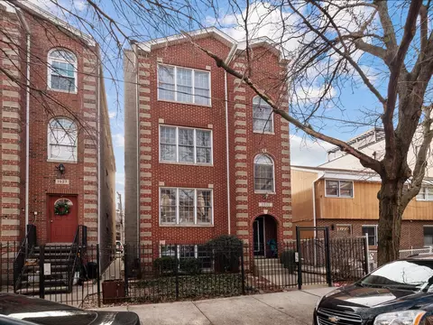 1531 W Walton St #1, Chicago, IL 60642