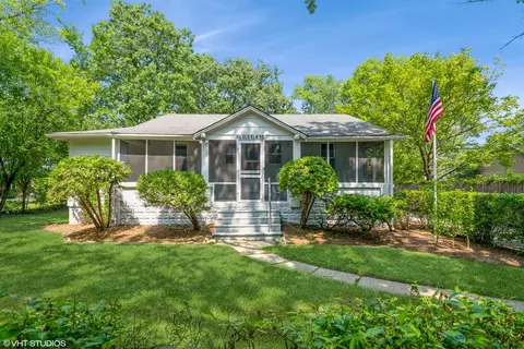 196 E Old Elm Rd, Lake Forest, IL 60045