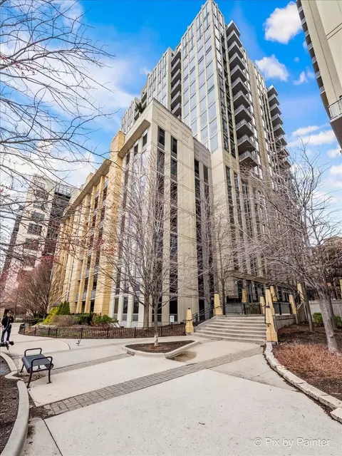 720 N Larrabee St #802, Chicago, IL 60654