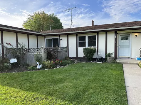 909 Wiltshire Dr #1, Mchenry, IL 60050