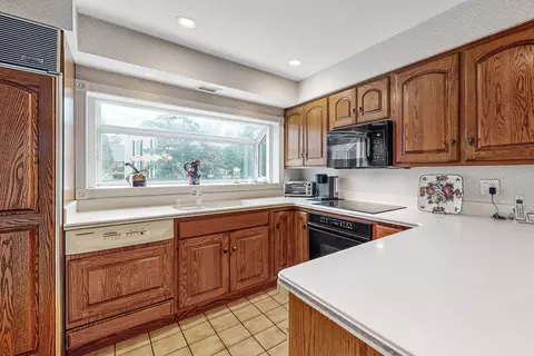 Kitchen - 6 Woods Chapel Rd, Rolling Meadows, IL 60008 photo 1 of 3