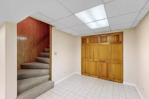 Entry Way - 6 Woods Chapel Rd, Rolling Meadows, IL 60008 photo 4 of 4