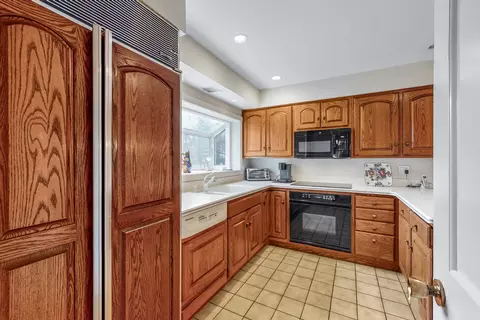 Kitchen - 6 Woods Chapel Rd, Rolling Meadows, IL 60008 photo 3 of 3