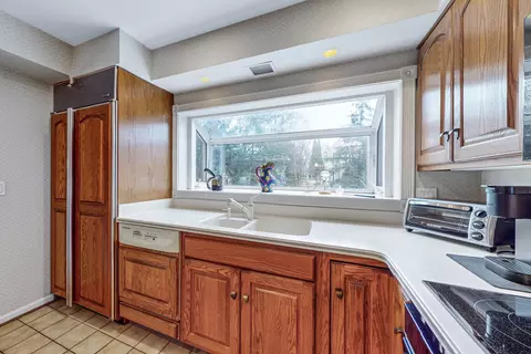 Kitchen - 6 Woods Chapel Rd, Rolling Meadows, IL 60008 photo 2 of 3