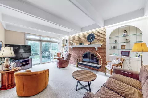 Living - 6 Woods Chapel Rd, Rolling Meadows, IL 60008 photo 4 of 6