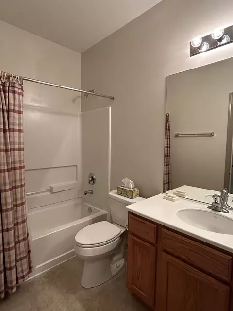 Bath - 2515 Rolling Ridge Ln, Elgin, IL 60124 photo 1 of 2