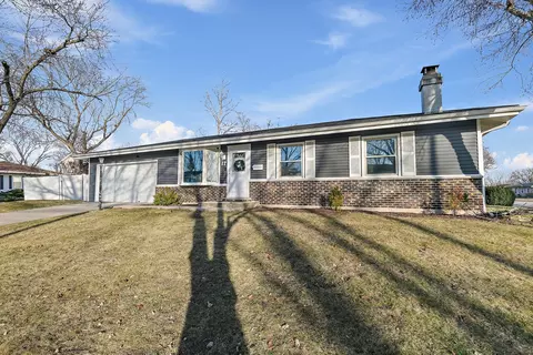 17 Myrtle Ln, Streamwood, IL 60107